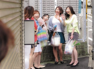 巨乳美人妻たちが数珠つなぎで呼び出される驚愕の中出しコンボレイプw