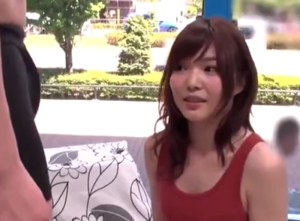 デカチンに興奮した若妻が外で旦那とこともがいるのにMM号で生ハメ中出しw