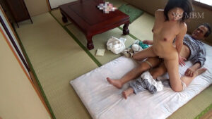 h_1724m790g00011│ピタピタジーパンのお尻に欲情したおじいちゃんを気持ちよくしてあげる！淫乱熟女ヘルパーさんと好き者中出しSEX│人妻素人