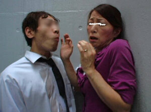 h_189pc00049│人前で初めての排泄 人妻のうんこおしっこを食らう便器男たち│人妻素人