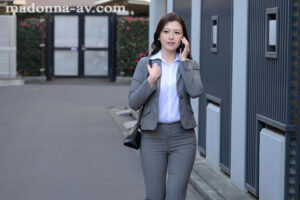 juq00769│女上司、歪んだ刺激と躾に溺れる、SM不倫性交。昼休みはダメな部下に躾けられて…。 専属美女の『苦しみ』という快楽を解放―。 木下凛々子│人妻素人