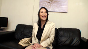 h_1724m611g00008│会社帰りのEカップ乳OL奥さんをアンケートと称して部屋に連れ込んでエッチなトーク！？子作りに消極的な旦那にもやっとしている奥さんはエッチなおもちゃでイタズラされつつ興奮MAXに…│人妻素人