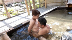 h_1724m631g00009│過保護な母と混浴露天風呂SEX!チ○ポを洗ってくれるお母さんは…任せなさいと、ぱくっとフェラ!│人妻素人