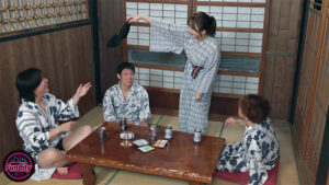 fjin00057│息子ほど年の離れたバイト先の男子学生達と一泊二日の温泉旅行に来た美熟女パート主婦はお酒に酔うとノリノリで…俺たちみんな39歳パート主婦ひびきさんのガチ恋勢 大槻ひびき│人妻素人