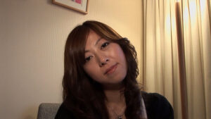 h_1724v076i00004│旦那とのマンネリ淡泊SEXじゃ満足できない縦巻きロールの若妻さんに喜んでもらうべく多方面からの玩具攻め！イキ過ぎなアソコに肉棒をうずめて、膣奥にたっぷり中出し！│人妻素人