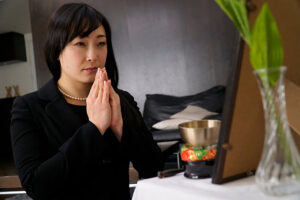 57mcsr46601│遺影の前で寝取られる未亡人たち 成澤ひなみ 塚田詩織│人妻素人