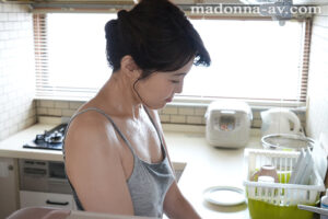 roe00029│真夏に無防備な姿を晒す義母と、汗だく中出し同居生活―。 松嶋保奈美│人妻素人