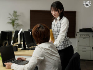 vema00246│同じ会社で働く社長秘書の妻は僕の仕事中、社長室で中出しされまくっていた 十束るう│人妻素人