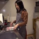 h_1724a121b00006│奥様のお宅訪問！昨日使った電マを発見！再現してもらったらアソコはグショグショ準備OK！│人妻素人