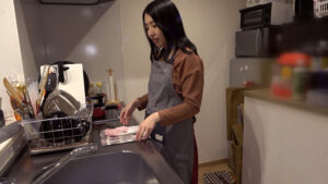 h_1724a121b00006│奥様のお宅訪問！昨日使った電マを発見！再現してもらったらアソコはグショグショ準備OK！│人妻素人