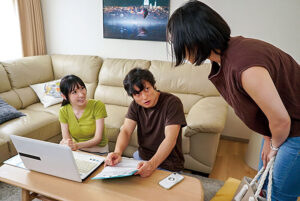 ngod00322│人妻の裏アカ 近所の奥様の裏アカを発見して… 普段の表の顔とは正反対な人妻の裏の顔と欲求不満な下半身をさらけ出させました 朝妃りお│人妻素人