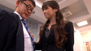 h_1724a114f00001│色っぽいドスケベボディのミニスカ社長に迫られタジタジのAV女優のマネージャーさん！事務所で足コキ痴女責めSEX！│人妻素人