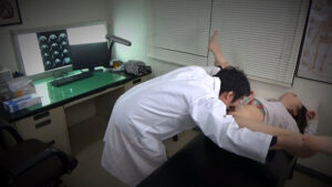 h_1724a139b00003│悪徳産婦人科のベッドの上は危険がいっぱい！電マでイカされ挿入されちゃう女性患者！│人妻素人