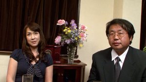 h_1724p143g00003│熟年夫婦が長い夫婦生活に刺激を求めてAV出演。奥さんが男優とのセックスでイキまくる様を傍で鑑賞する旦那。熟年夫婦のセックスライフ！│人妻素人