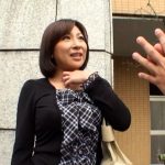 h_1724a169f00006│街行く清楚な巨乳奥さまをナンパして商品モニターをお願い！大量のアダルトグッズに興味津々の奥様となし崩しの乱交中出しセックス！│人妻素人