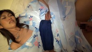 h_1724a175b00004│温泉ナンパ！浴衣に着替えたスレンダー妻が満面の笑みで男にまたがる！│人妻素人
