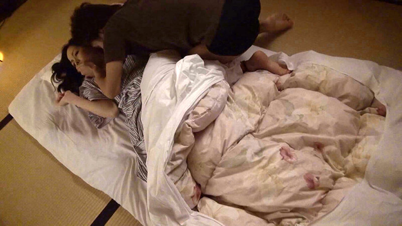 h_1724a175b00008│「娘が居るから！」娘のすぐ横で声を我慢！美人熟女と大胆夜更けのSEX│人妻素人