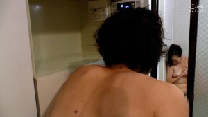 h_1724p149f00007│愚息の部屋で熟女AVを見て欲情する母のオナニーを見て勃起する愚息！欲求不満解消の禁断のSEX。│人妻素人