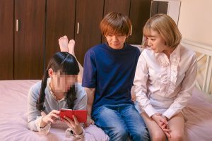 ndra00098│彼女に内緒で彼女の母ともヤってます… 浜崎真緒│人妻素人