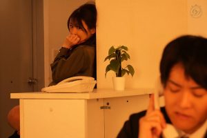 1dldss00518│人妻秘書 机の下の密かなクンニ情事―。 小沢菜穂│人妻素人