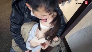 1sdnm00381│夫婦でカフェを経営する人懐っこい笑顔で地元客に愛される名物奥さん 小林沙良 29歳 第3章 旦那に黙って営業中のカフェから抜け出し車内・駐車場・路地裏で野外時短セックス 羞恥を忘れて快楽を欲しがる貪欲奥さん│人妻素人
