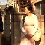 h_1724a198f00003│家の修繕で来ている業者の男に組み敷かれ力強いセックスに溺れて行く還暦熟女！│人妻素人