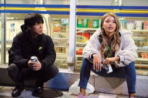 yrnknkjdvaj00739│休憩中にタバコふかして黄昏れる元ヤン黒ギャル妻クロサキさんが旦那とセックスレスで欲求不満らしいのでバイト終わりに1時間だけ不倫ハメしまくった 黒咲華│人妻素人